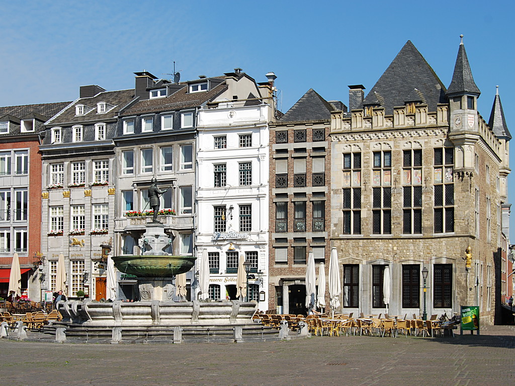 Häuser am Markt und der Karlsbrunnen