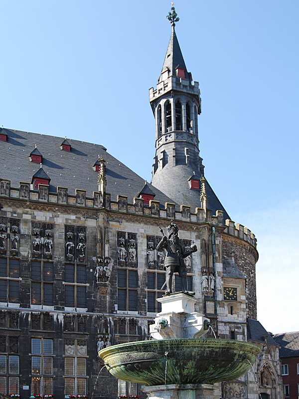 Rathaus und Karlsbrunnen