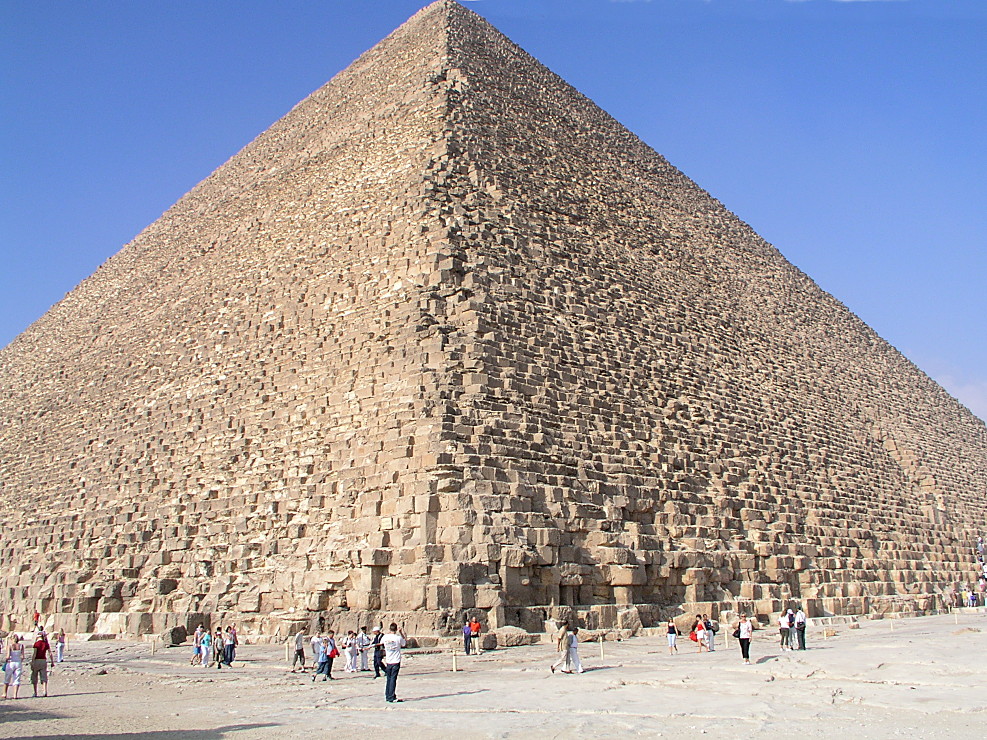 Пирамида хеопса и человек