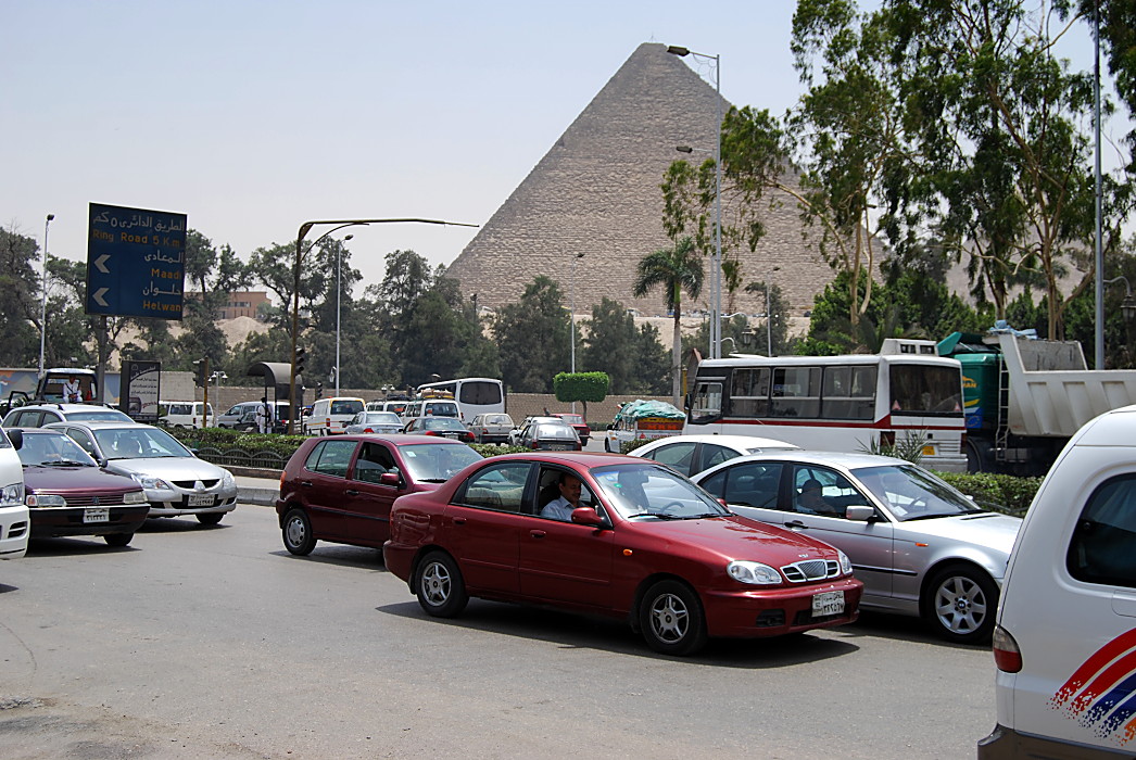 Straße neben den Pyramiden