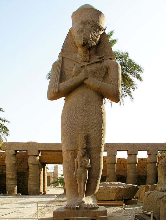 Ramses II. mit Tochter Merit-Amun in Karnak