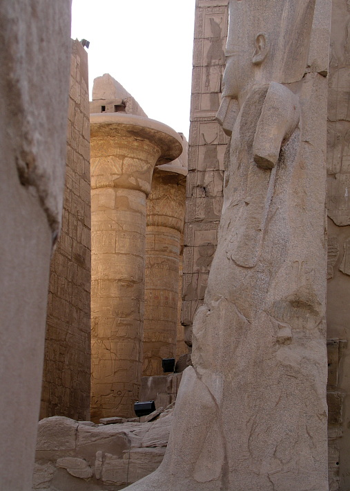 Am Eingang zum Tempel von Karnak