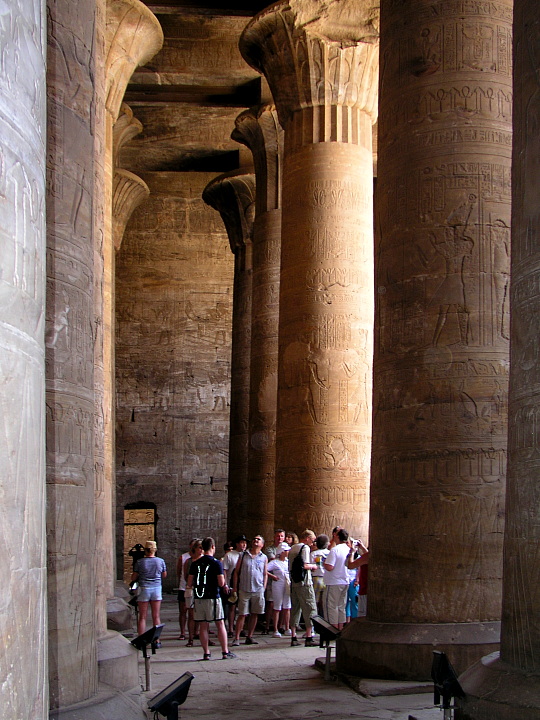 Reisegruppe im Horus-Tempel