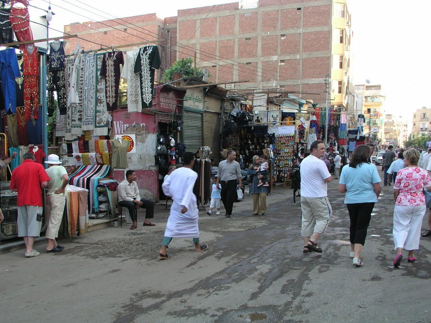 Einkaufsstraße in Assuan 2005