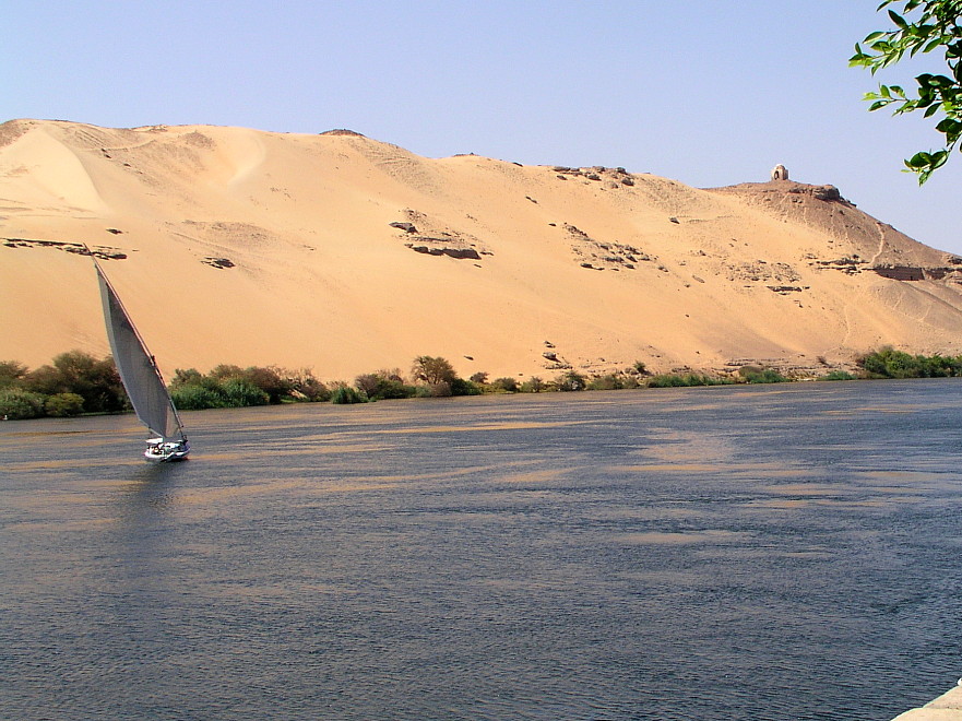 Nil bei Assuan und ein gelber Sandberg