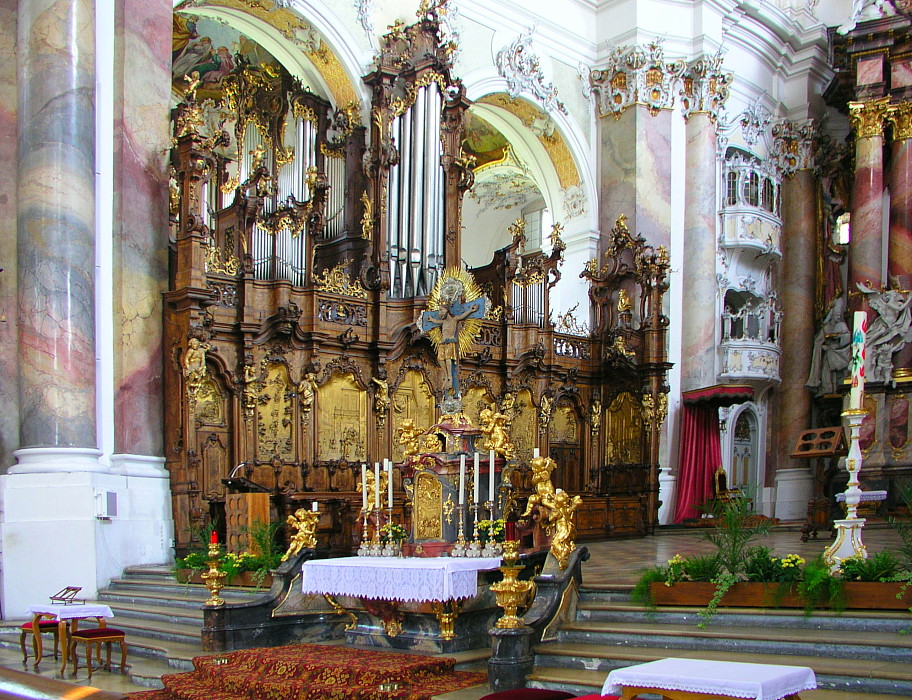 Zwei barocke Chororgeln von Karl Joseph Riepp befinden sich in der Basilika.