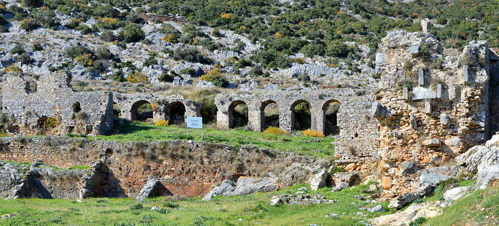 Teile eines Aquädukts in Anemurion