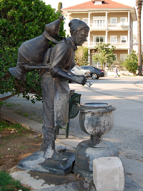 Statue eines Wasserträgers in Antalya