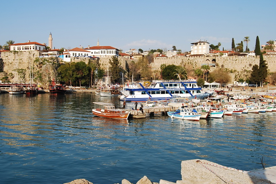 Hafen und Mauer von Antalya