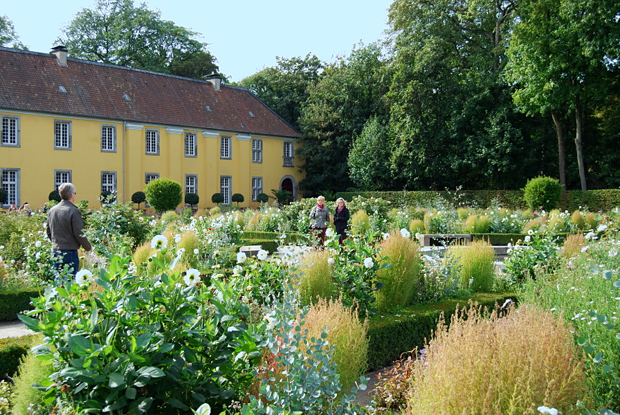 Gartenanlage an der Orangerie von Schloss Benrath