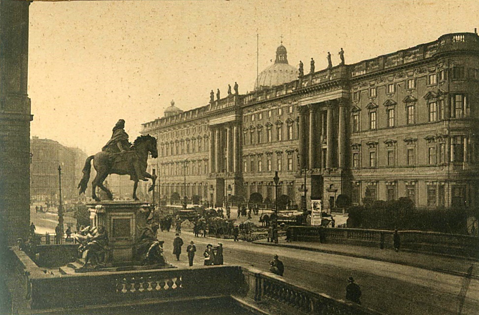 Berlin Schlossplatz mit Reiterstandbild