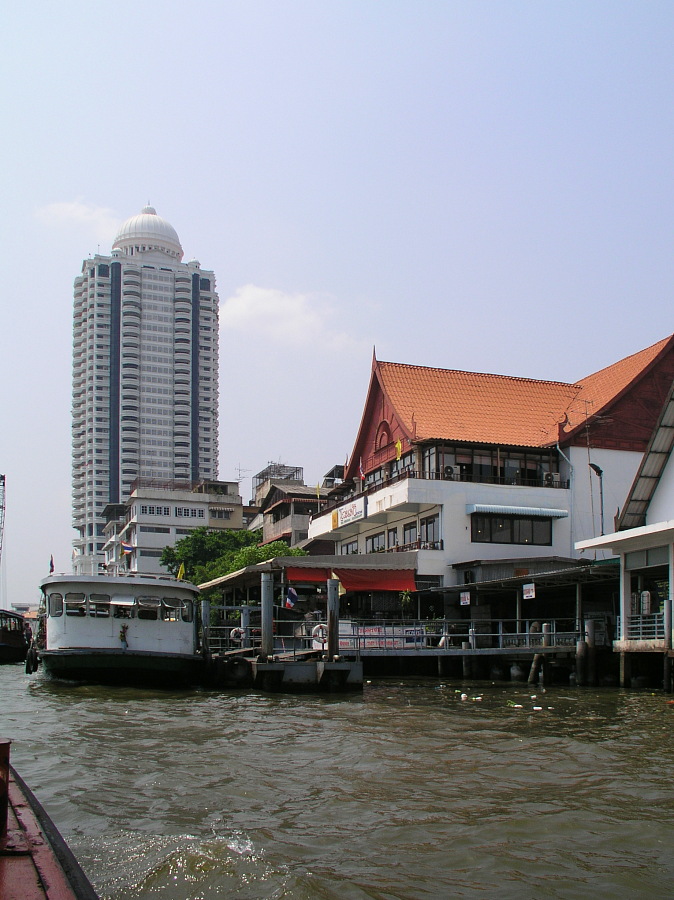 Bangkok: Moderner Wohnturm am Fluss