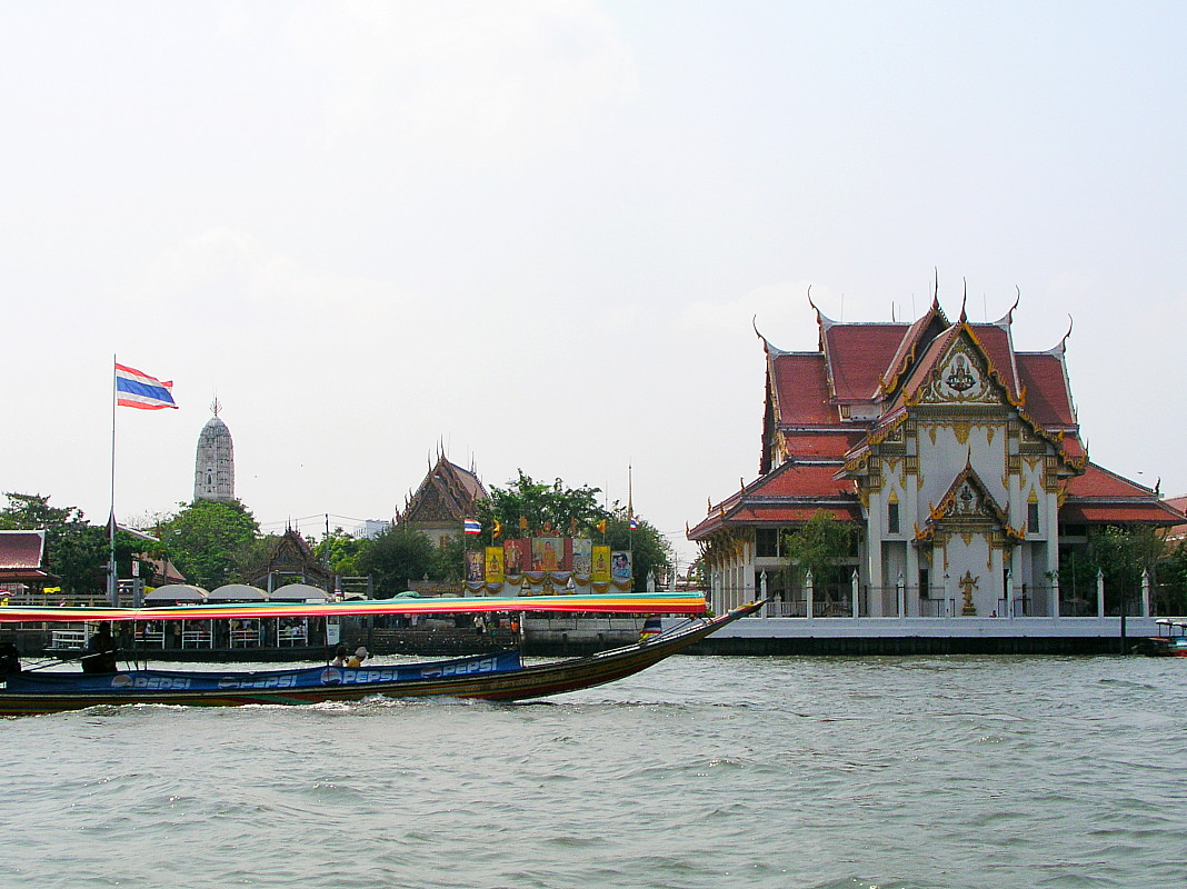 Tempel am Chao Phraya