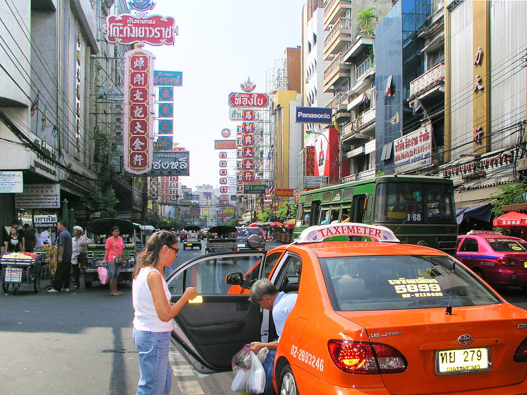 Bangkok: Yaowarat Road - Main Street