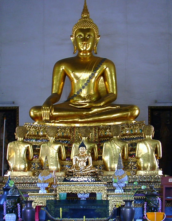 Bangkok: Wat Pho Altar im Wiharn