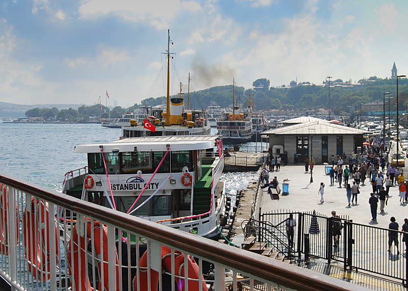 Einige Schiffsanlegestellen in Istanbul Sirkeci