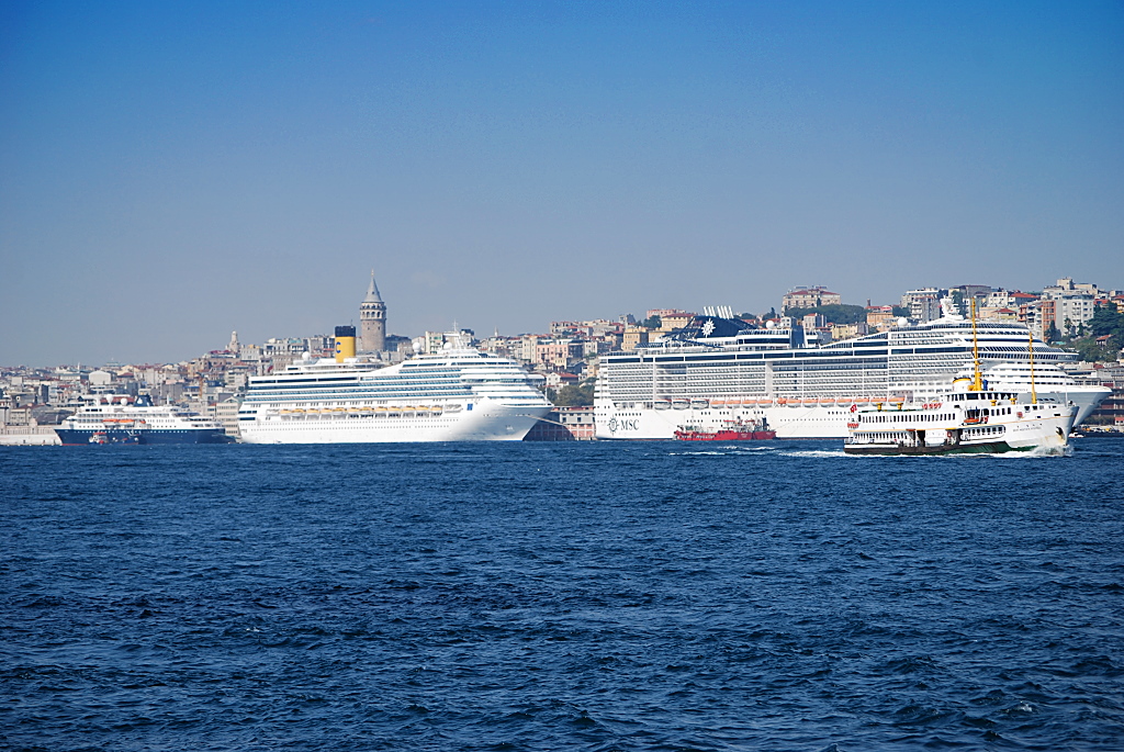 Ozeanriesen am Bosporus