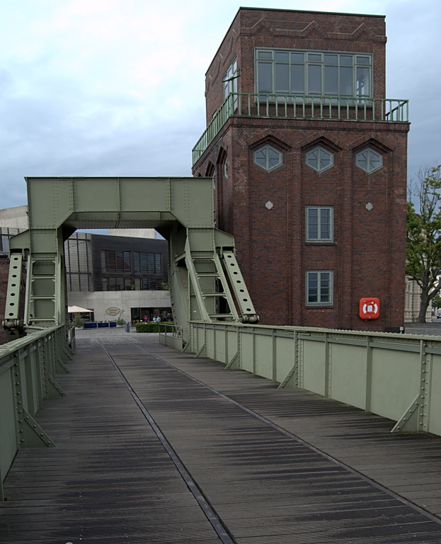 Bremerhaven: Klappbrücke und Maschinenhaus