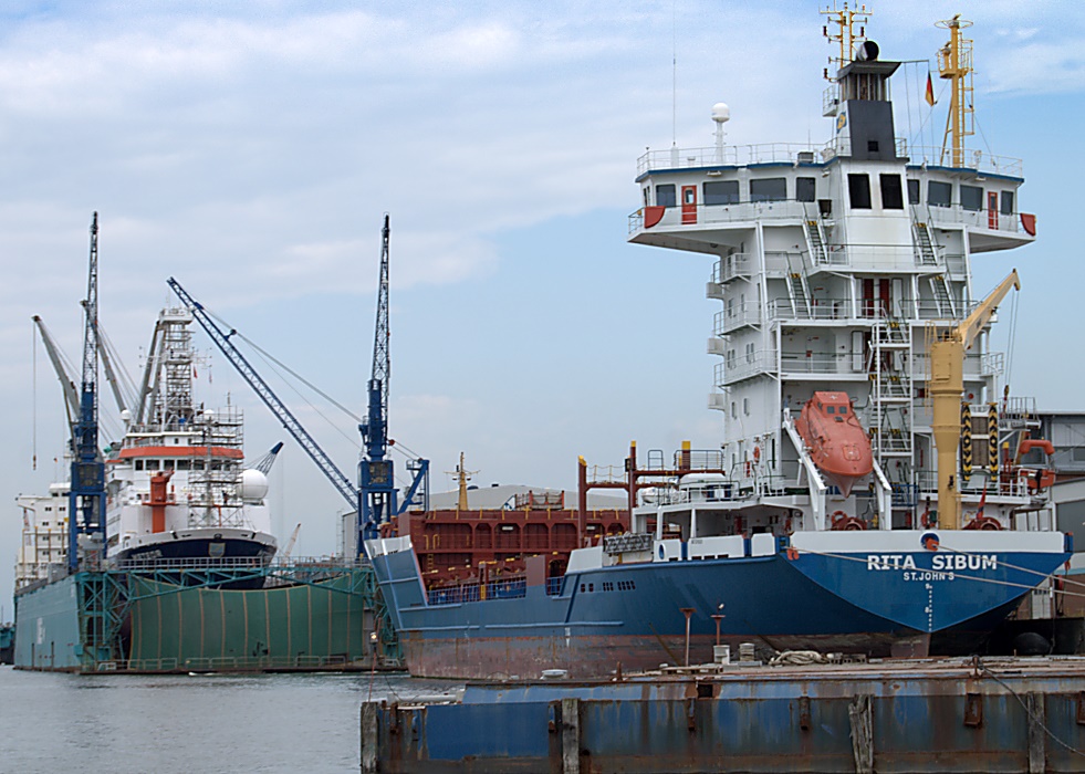 Schiff Meteor im Dock in Bremerhaven