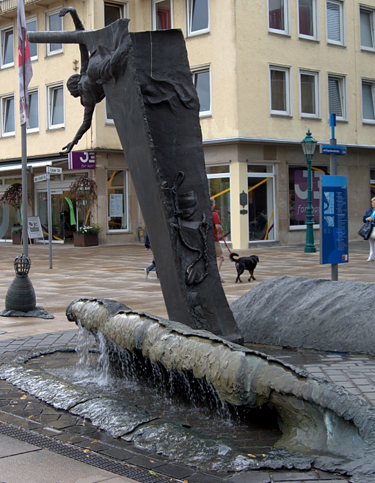 Bremerhaven: Skulptur Bugwelle