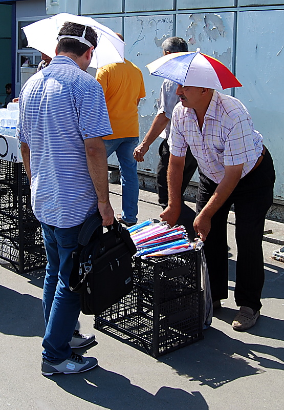 Sonnenschirmhutverkäufer in Istanbul