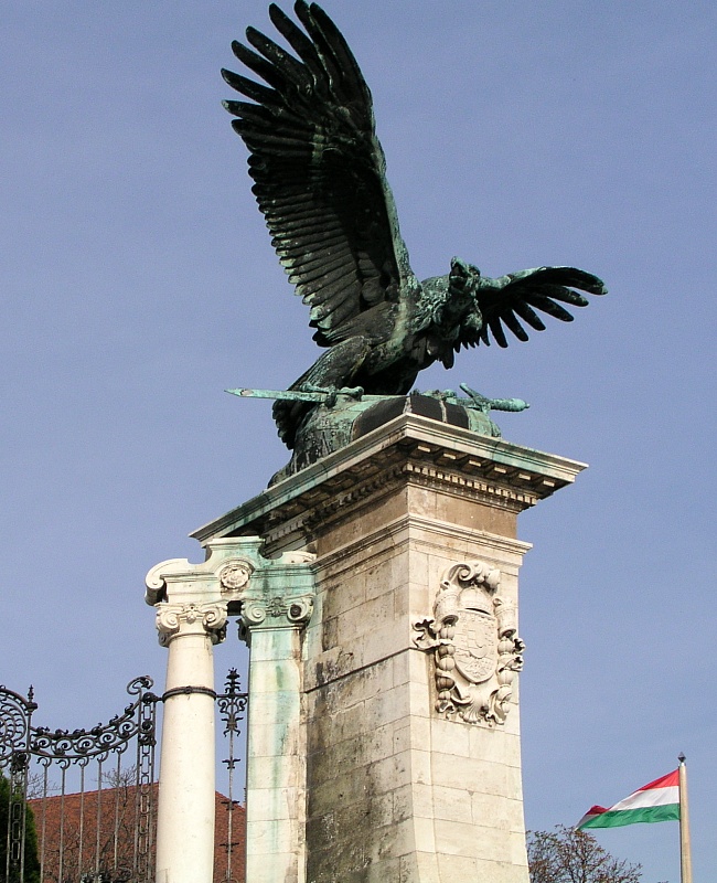Adlerfigur am Sandor Palais