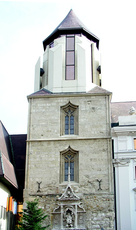 Alter Turm mit moderner Spitze auf dem Burgberg