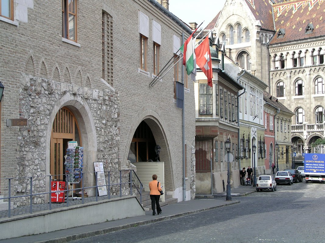Burgberg Budapest: Straße an der Kirche