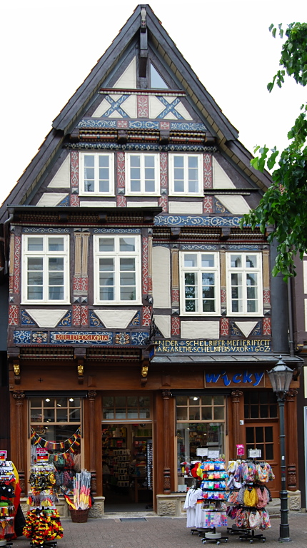 Zöllnerstraße 6. Bunt bemaltes Haus.