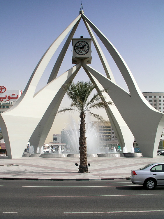 Springbrunnen mit Uhr in Dubai