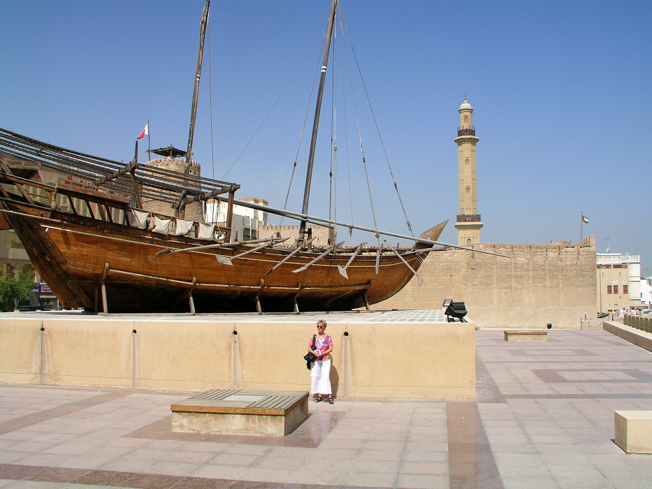 Foto: Altes Ruderboot im Museum Dubais