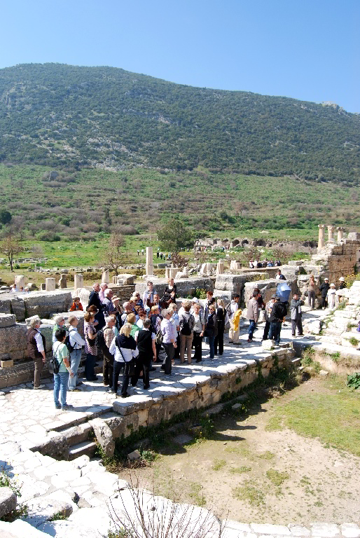 Publikum bei einer Führung in Ephesos