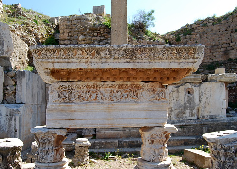 Säulenfragment am Pollio Nymphäum von Ephesus