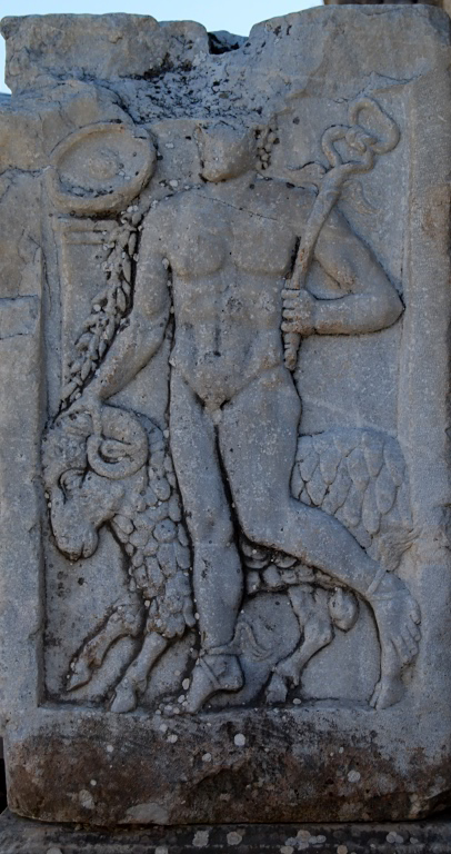 Gott Hermes und ein Widder auf einer Reliefplatte