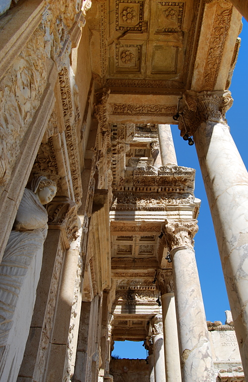 Reich verziert ist die Dachkonstruktion der Celsusbibliothek, Ephesos