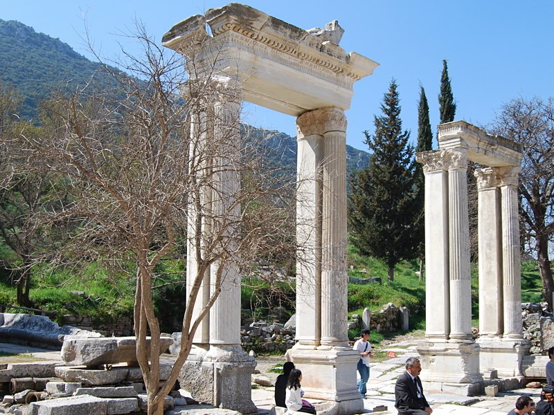 Hadrianstor an der Kuretenstraße von Ephesos