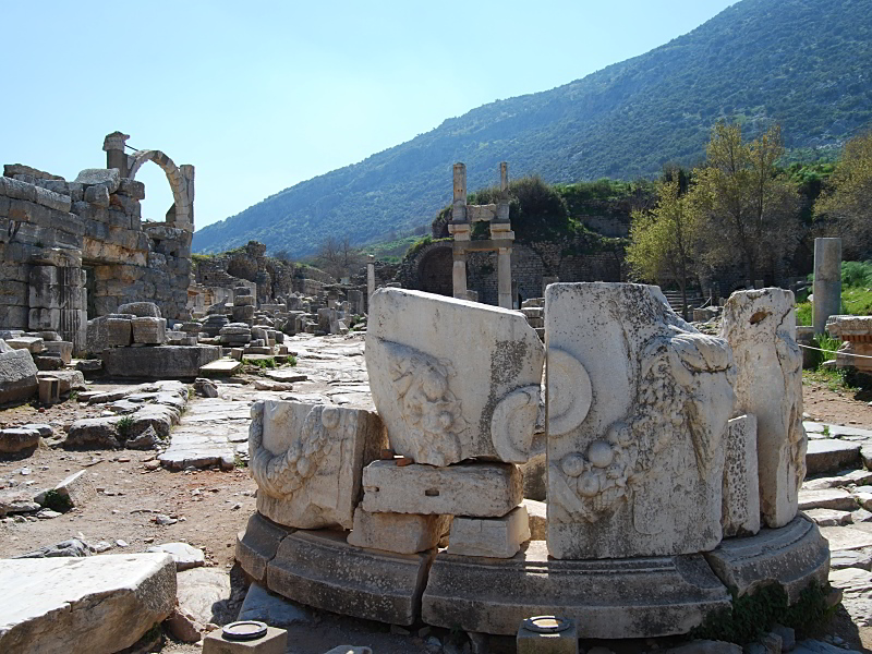 Fragmente in Höhe des Domitians-Tempel von Ephesos