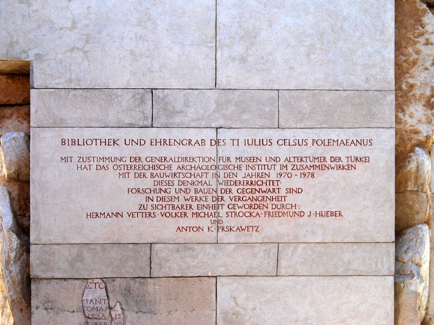 Gedenktafel in der Celsusbibliothek