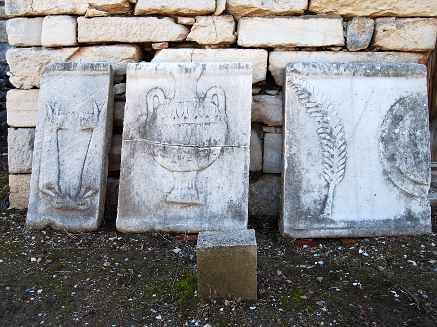 Steintafeln mit Darstellungen