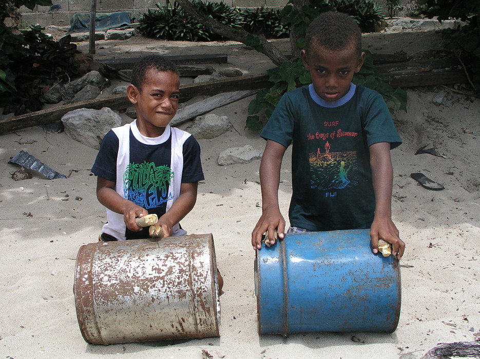 Junge Musiker auf Yanuya, Fidschi