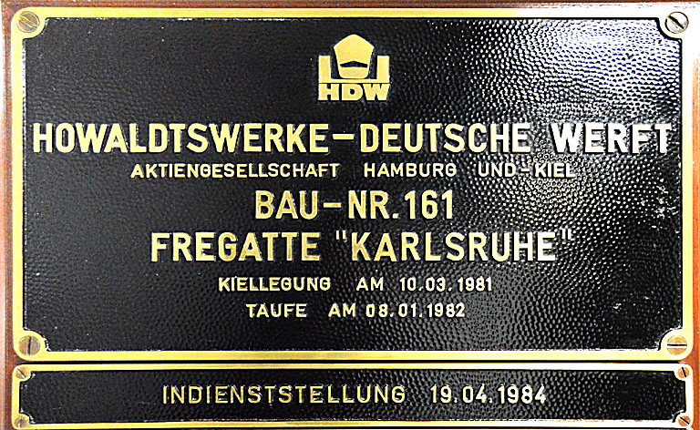 Fabrikationsschilder der Fregatte Karlsruhe