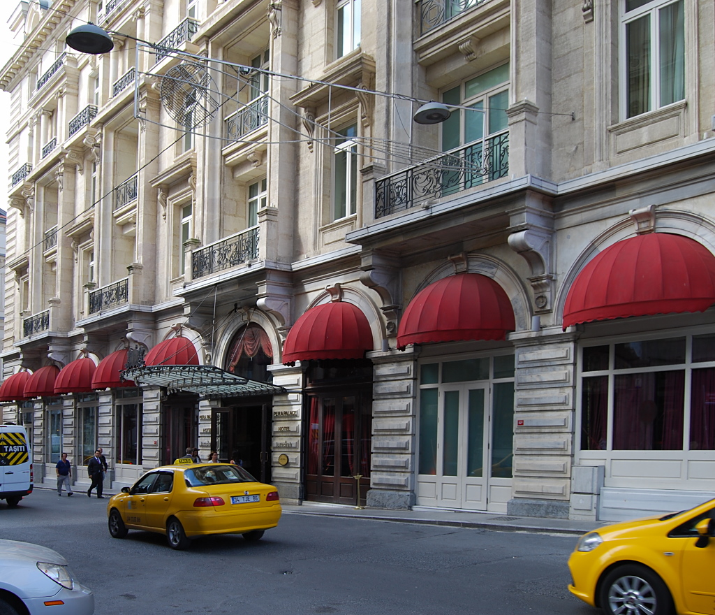 Die Straßenfront des Hotels Pera Palas
