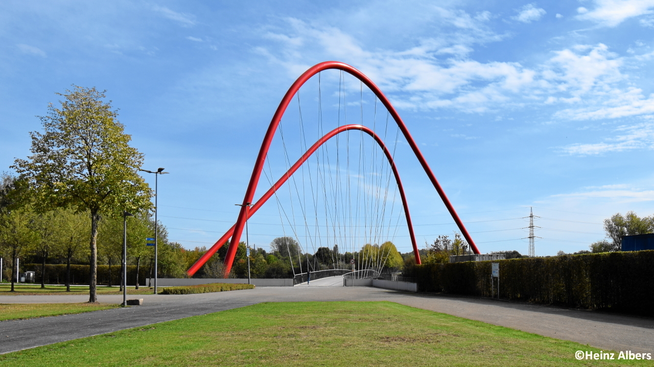 Rote Doppelbogenbrücke über den Rhein-Herne-Kanal