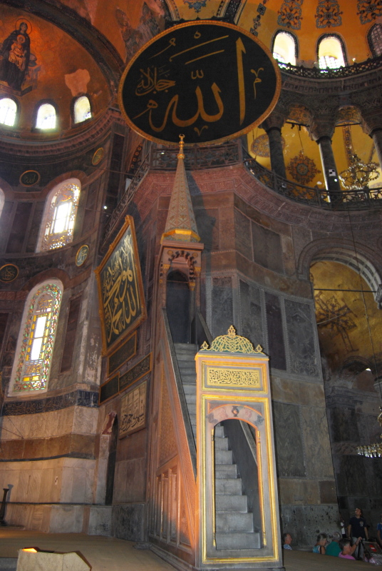 Die Minbar und arabische Schriftzeichen in der Hagia Sophia