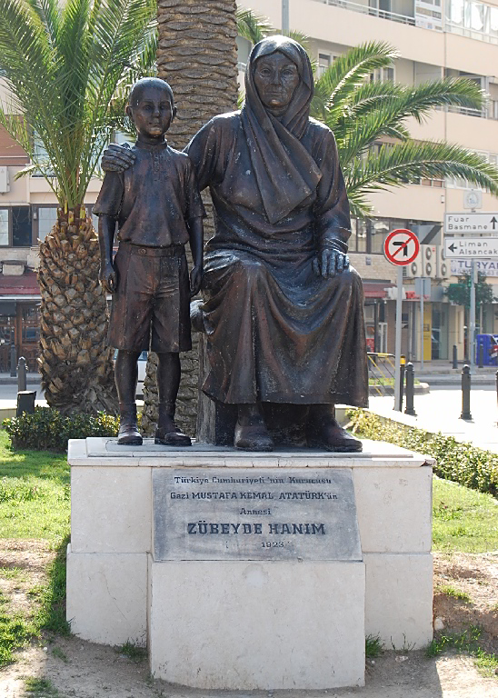 Anne Atatürk. Denkmal in Izmir