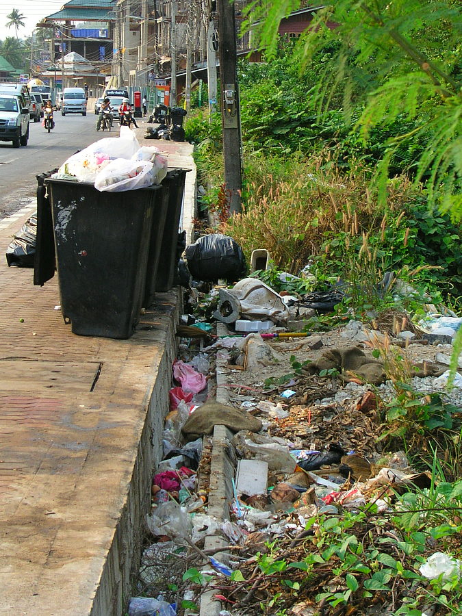 Abfall aller Orten auf Koh Chang