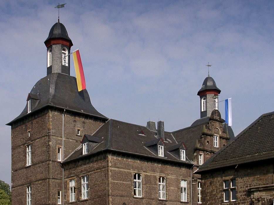 Schloss Hugenpoet mit Flaggen