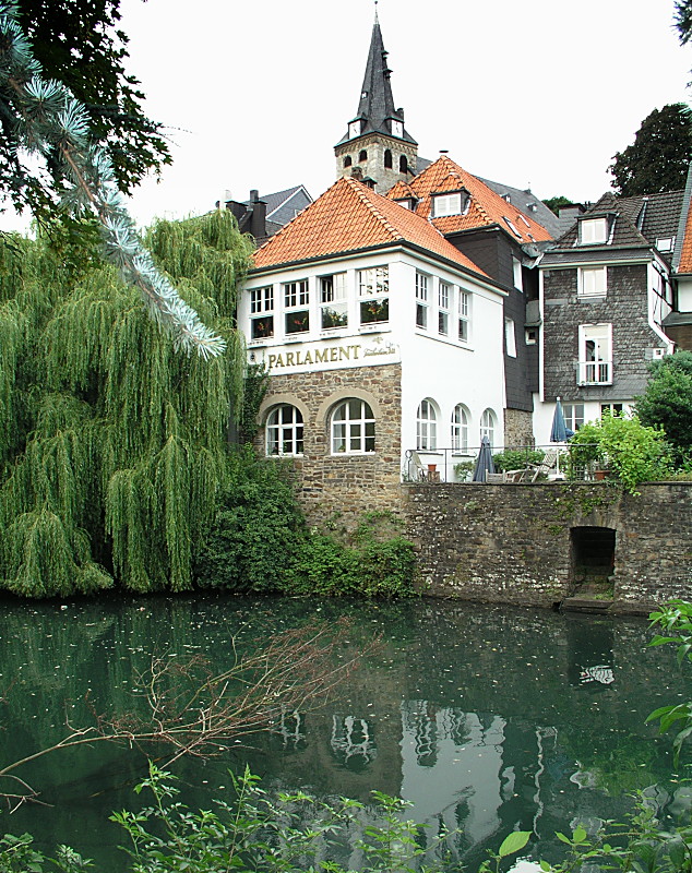 Mühlengraben und Restaurant Parlament in Kettwig