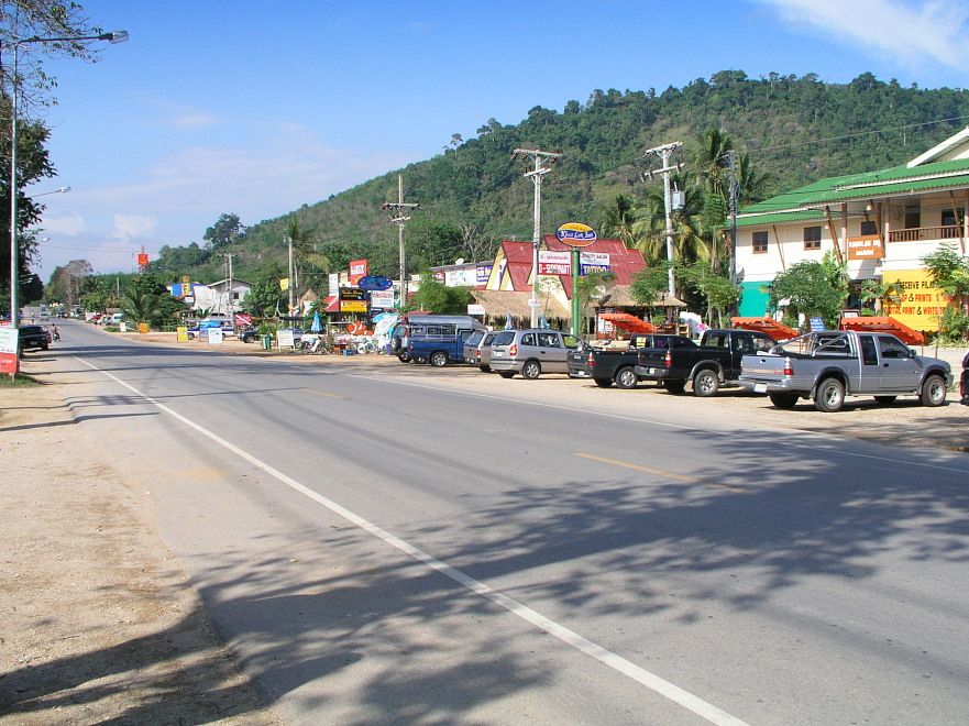 Die Hauptstraße von Khao Lak