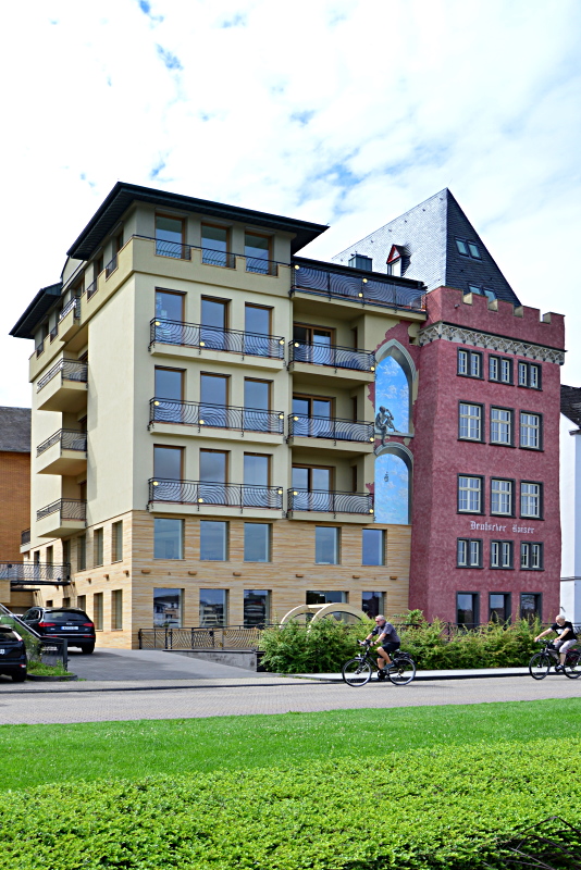 Gebäude mit Zinnenkranz in Koblenz